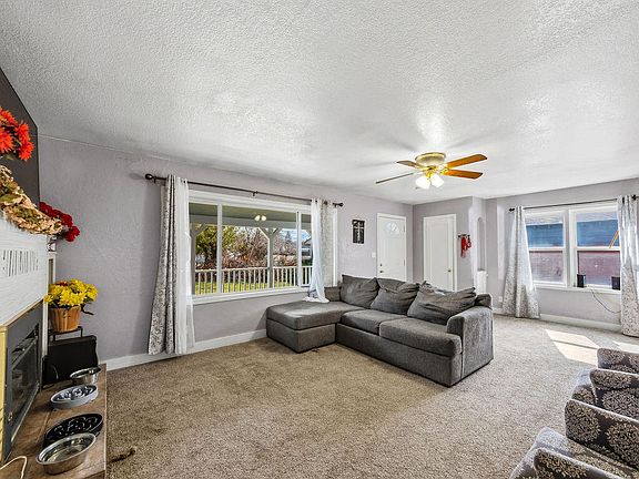 2nd image of 3854 Summers Ln