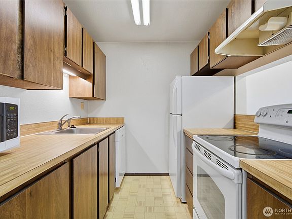 5th image of 9558 Greenwood Avenue N #309