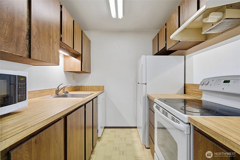 5th image of 9558 Greenwood Avenue N #309