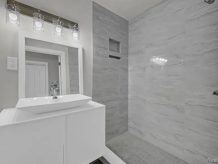 1502 Virginia Park St — Photo 12