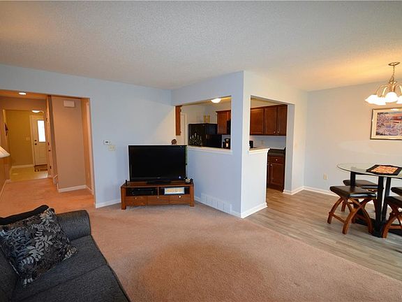 4th image of 6 Brockton Dr