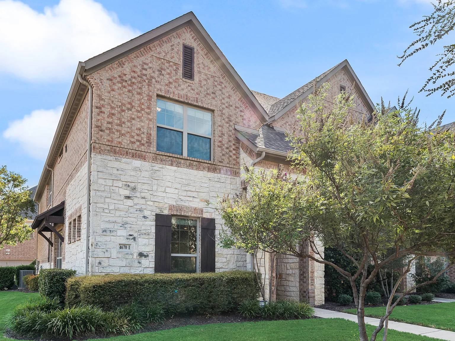3 bed, 2.5 bath, 1972 sqft, $3,300 — Photo 3