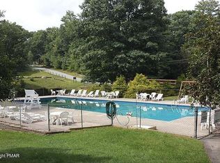 190 Waterview Dr, Hawley, PA 18428