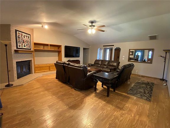 5th image of 2621 Greenfield Dr