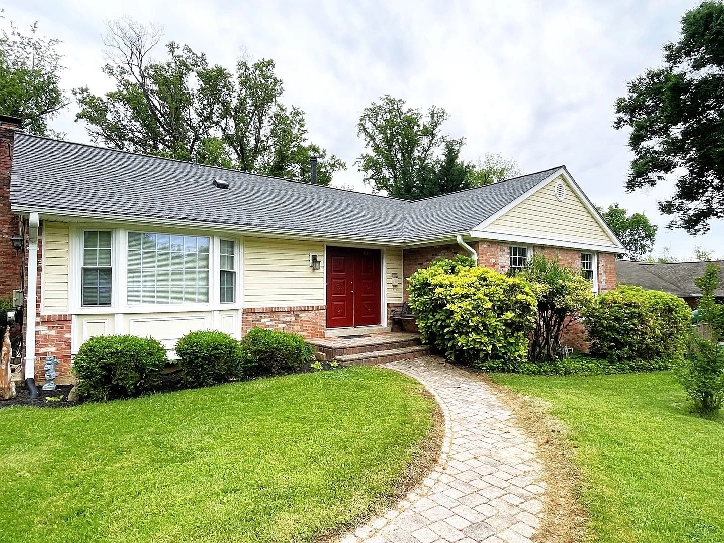Beautiful 5 bedroom/2.5 bath with large yard — Photo 4