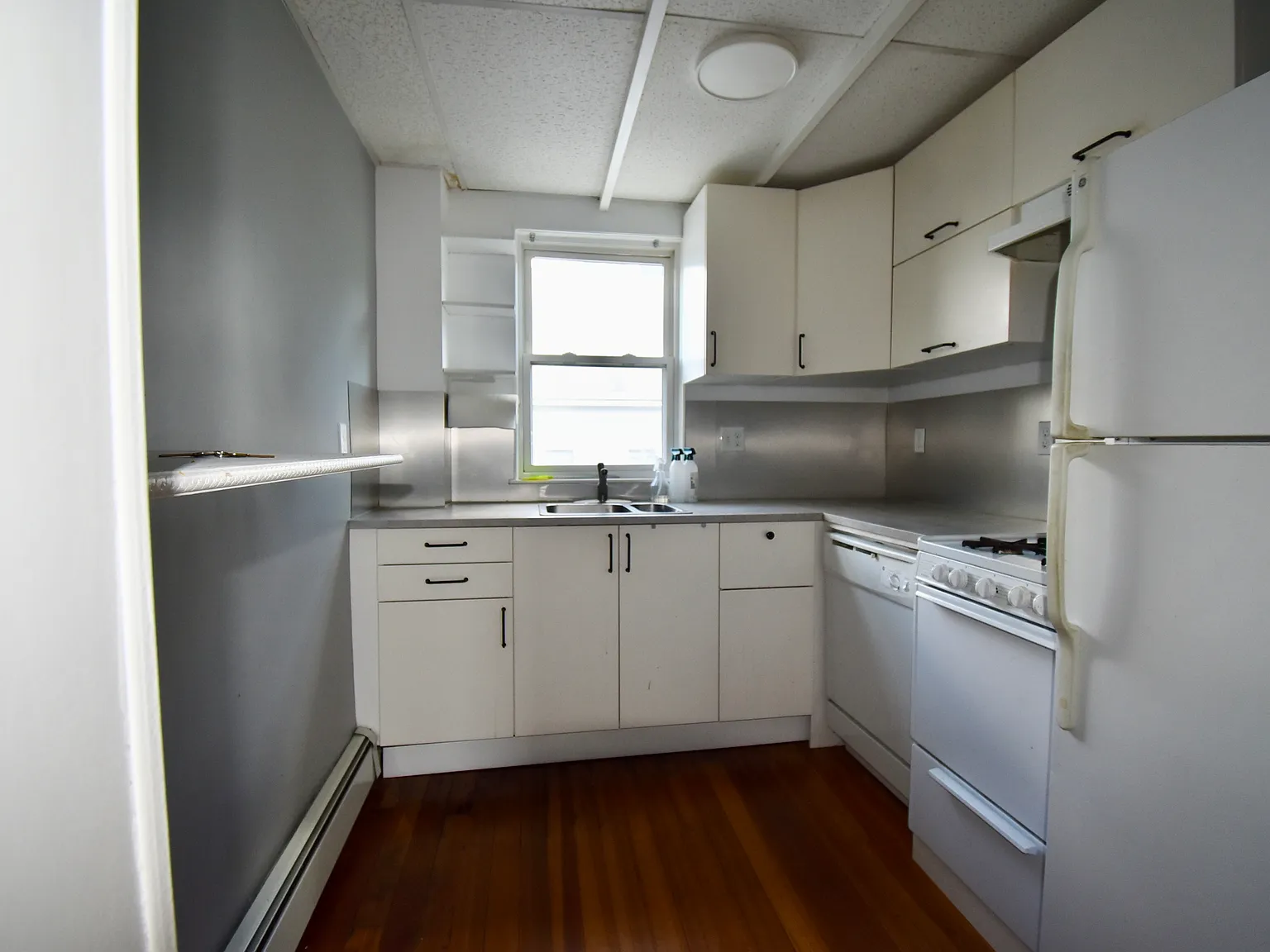 3 bed, 1100 sqft, $3,000 — Photo 2