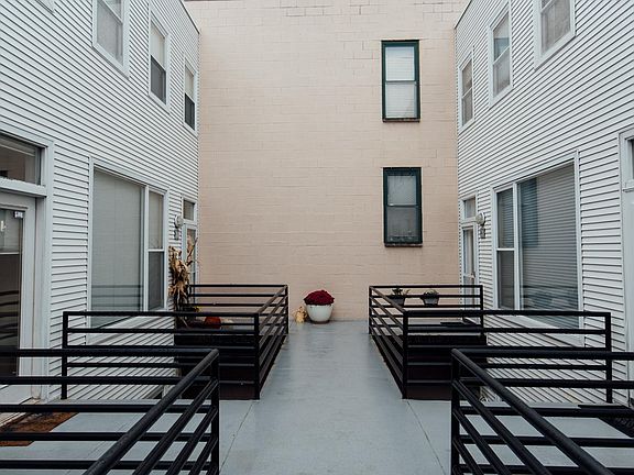 4th image of 2943 N Lincoln Ave APT 209
