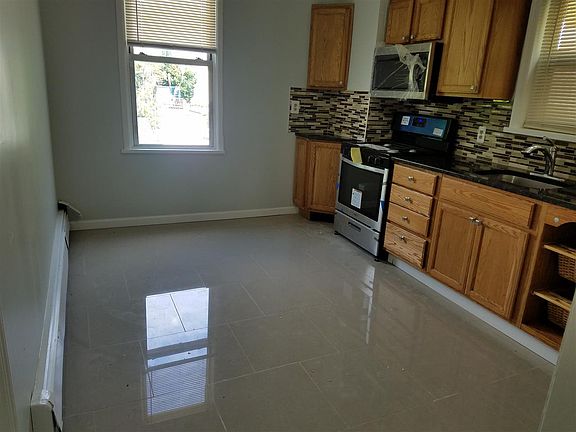 4th image of 137 Mallory Ave