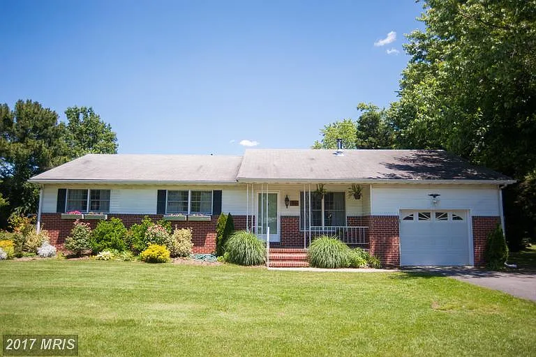 1611 Seward Rd photo 1