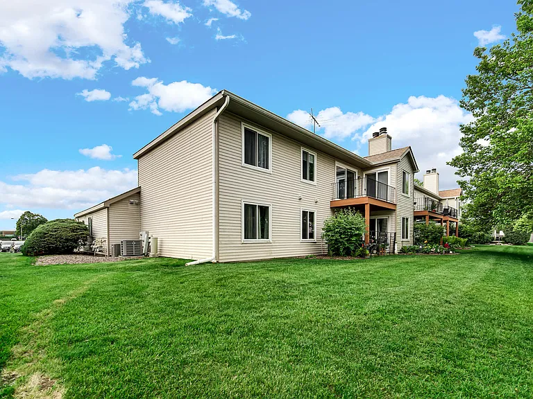 7000 Newport Dr #204 — Photo 3