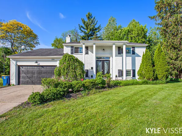 2206 Stratford Ct SE, East Grand Rapids, MI 49506