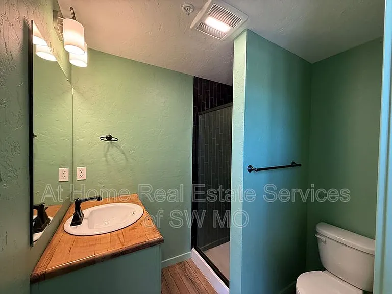 320 W Walnut St #207 — Photo 4
