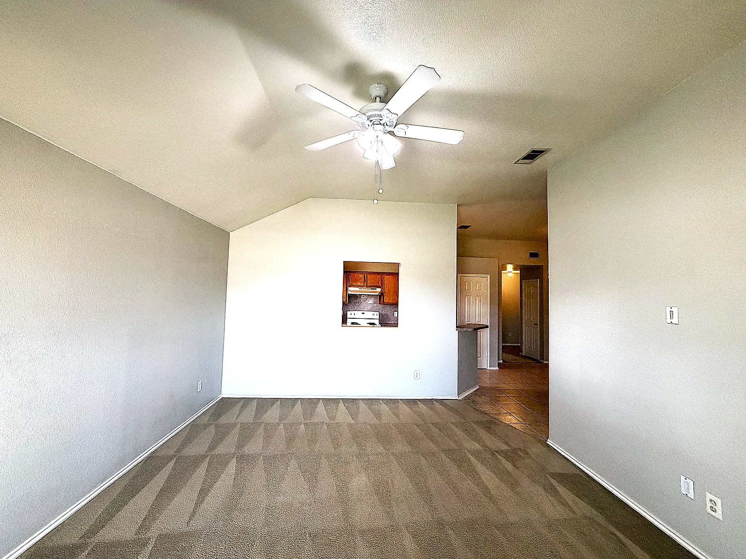 3 bed, 1303 sqft, $1,150 — Photo 2