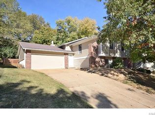 541 Treetop Village Dr, Ballwin, MO 63021
