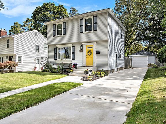 2nd image of 1726 Cambridge Dr SE