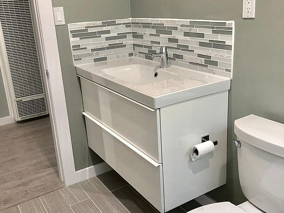 Guest bathroom 