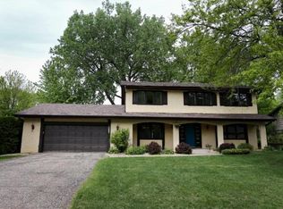 8713 Wood Cliff Cir S, Minneapolis, MN 55438