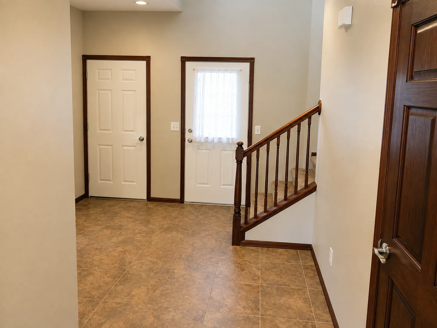 3 Bedroom, 2.5 Bathroom Townhouse — Photo 4