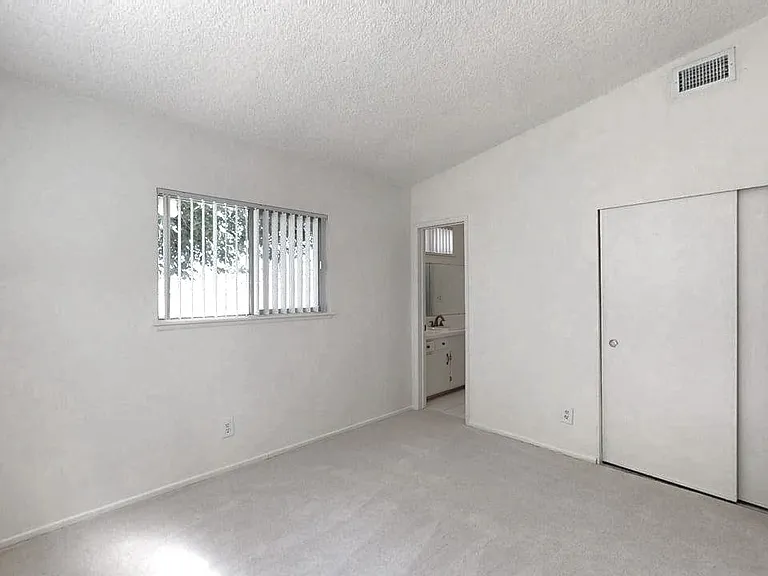 22545 Hatteras St — Photo 17