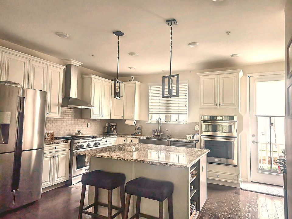 Dining that flows from the kitchen