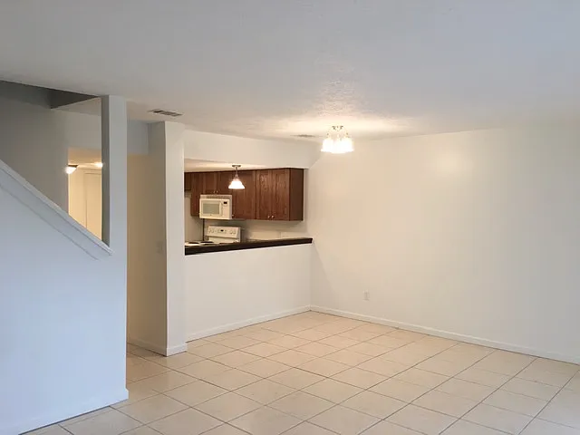 402 Lynnwood Ln #A-104 — Photo 3