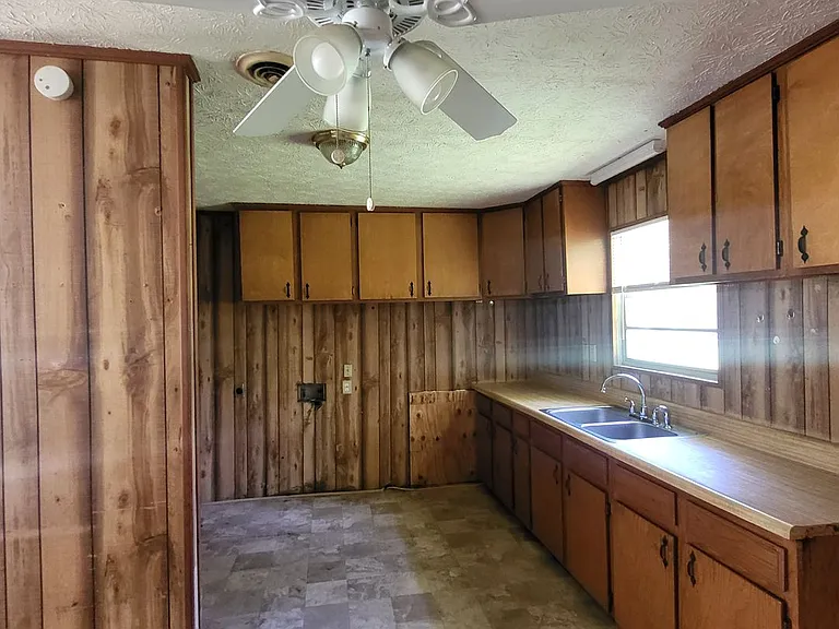 302 Larsen St — Photo 8
