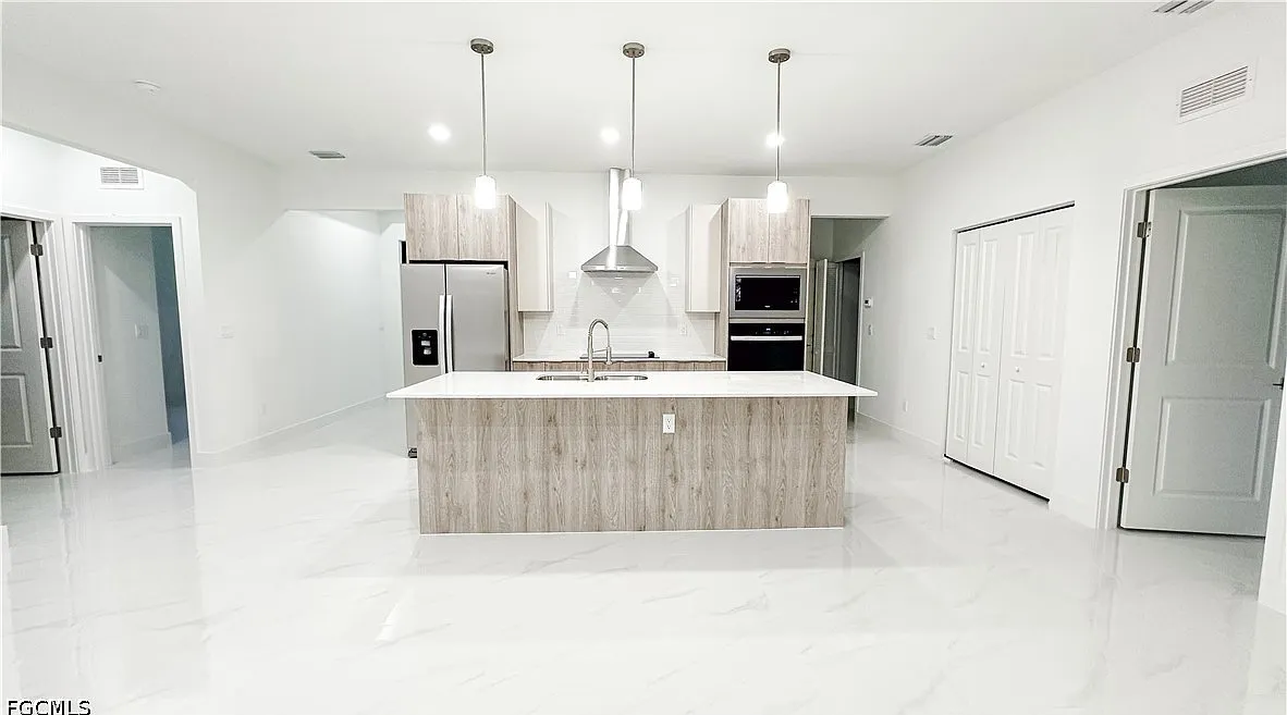 4 bed, 2.0 bath, 1554 sqft, $2,300 — Photo 4