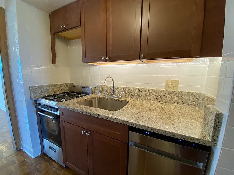 2738 N Pine Grove Ave — Photo 76