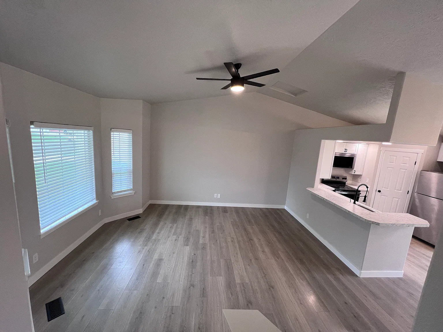 3 bed, 1255 sqft, $2,200 — Photo 3