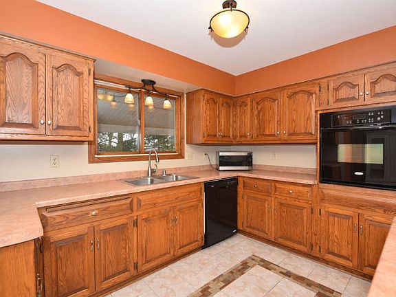5th image of N69w23301 E Salem Ct