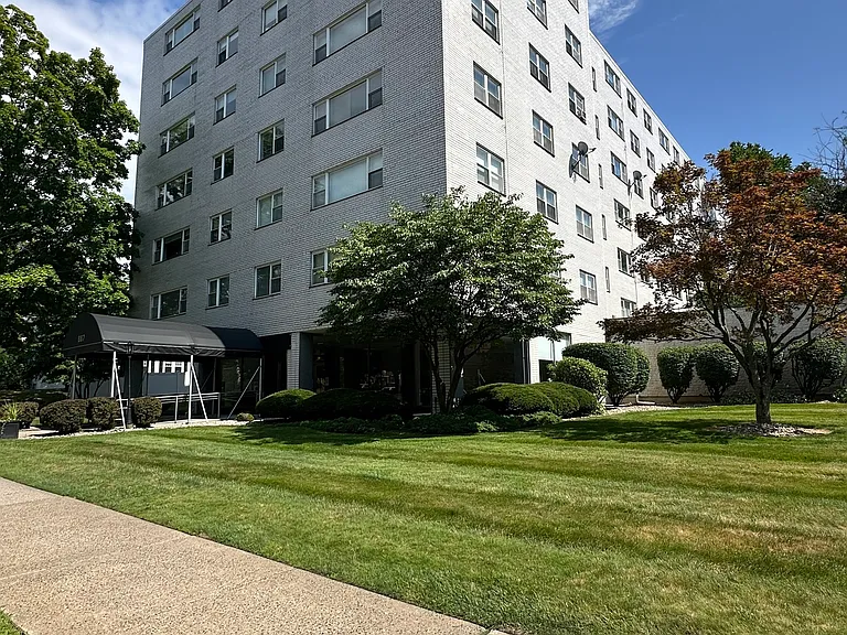 887 Farmington Ave #2I — Photo 23