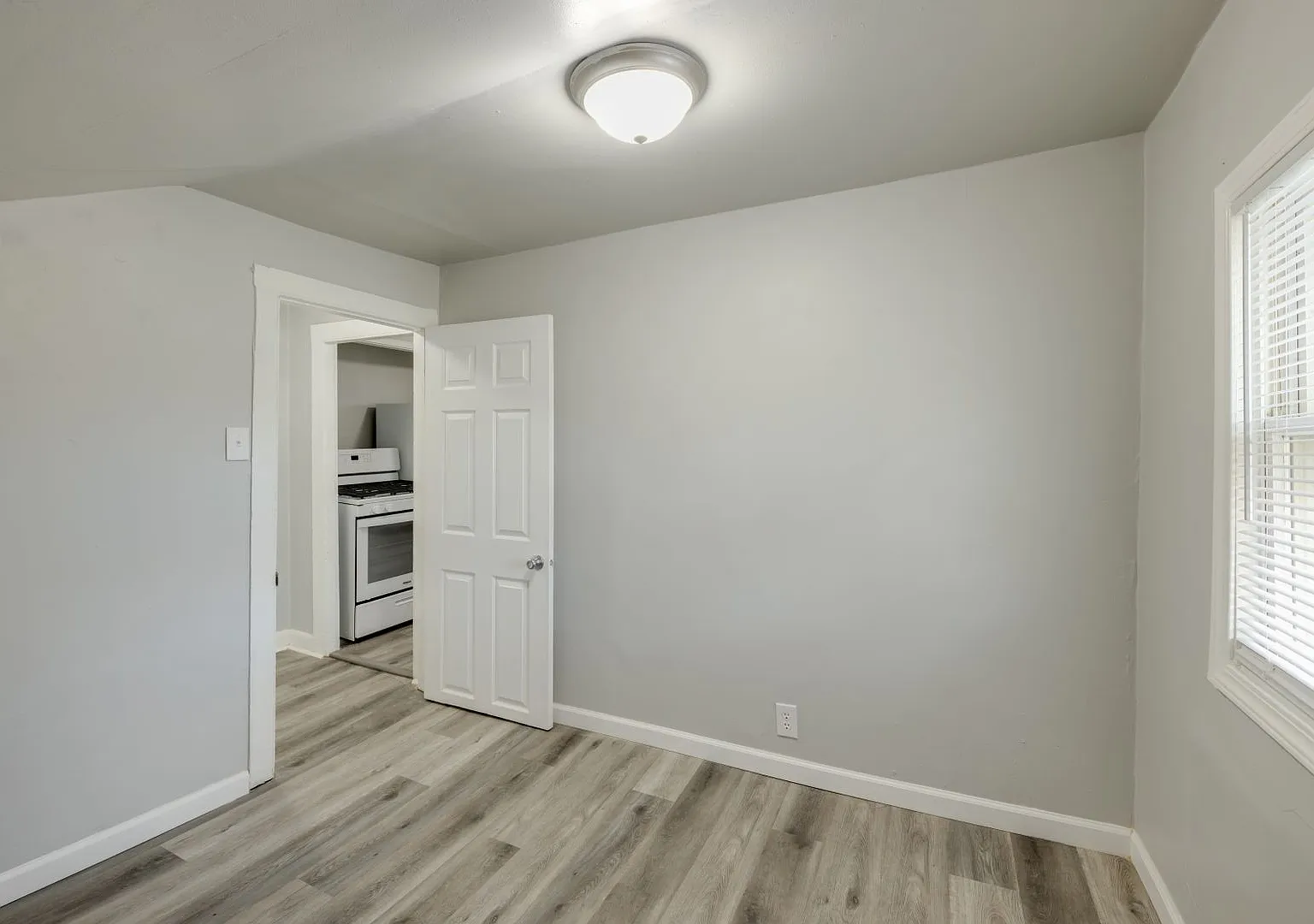 231 W Follett St — Photo 1