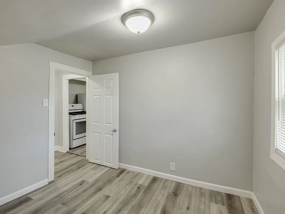 231 W Follett St