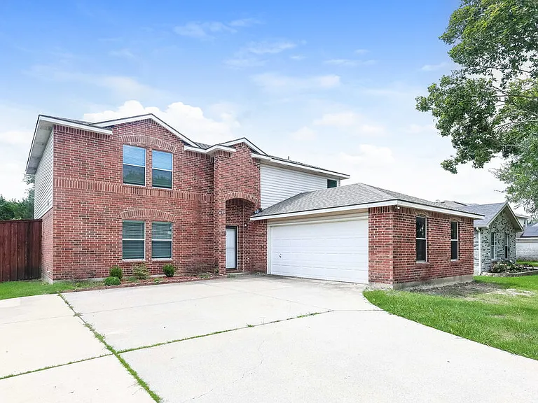 1435 Foxwood Ln — Photo 1