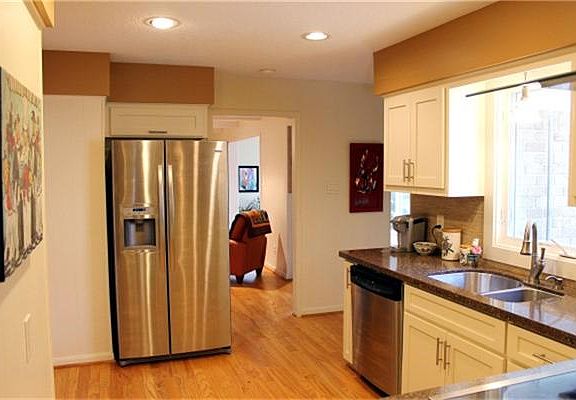 5th image of 102 Saint Marks St