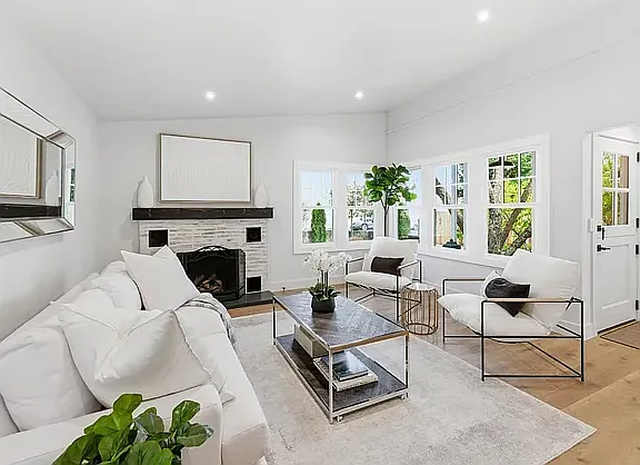 Living room, lots of light/windows