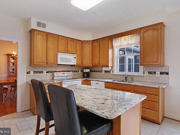 3rd image of 411 Londontowne Ct