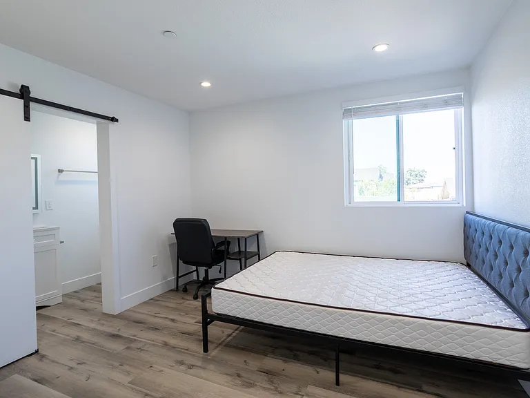 1532 W 37th St #6 — Photo 9