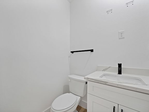 4th image of 1405 S Barry Ave