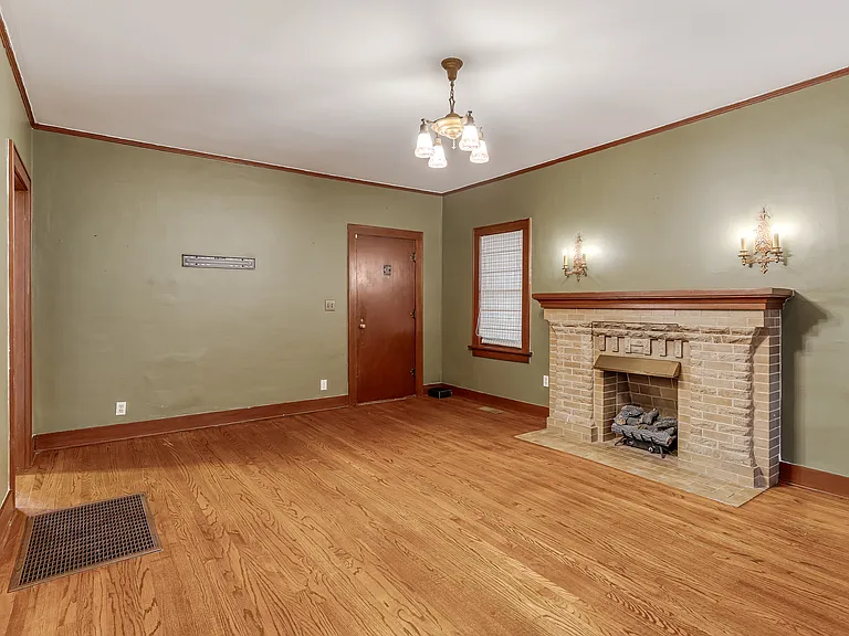 2421 NW 19th St — Photo 3
