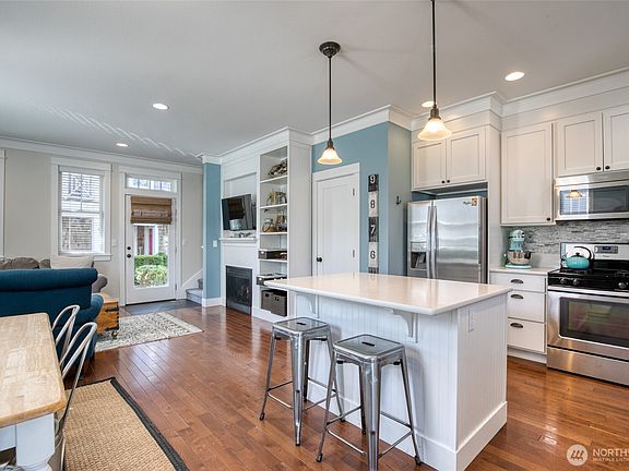 2nd image of 38 W Myrtle Lane