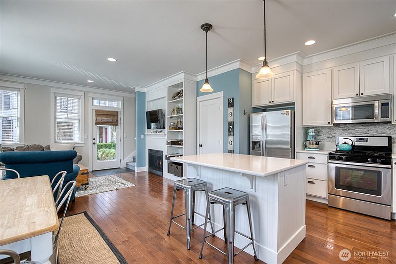 2nd image of 38 W Myrtle Lane
