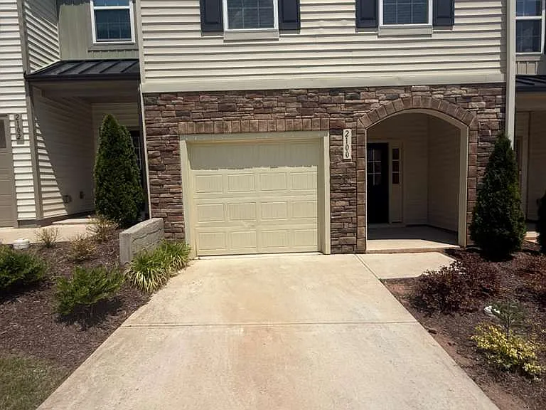 2100 Solana Woods Dr — Photo 2