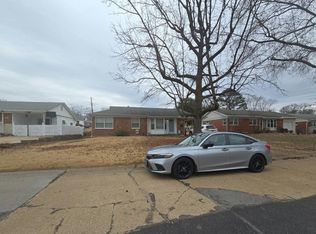 4423 Big Chief Dr, Saint Louis, MO 63123