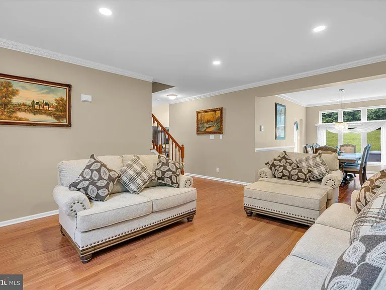 1202 Champlain Dr — Photo 5
