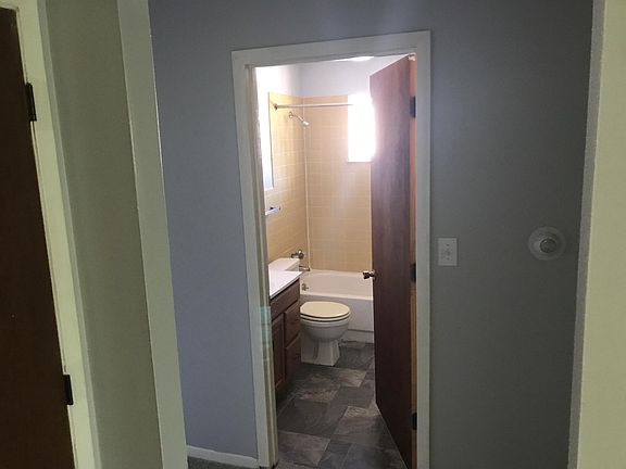 4th image of 520 Greenfield Ln #1