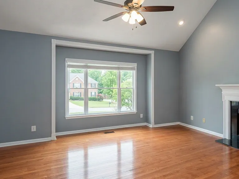 736 Jamie Way NE — Photo 3