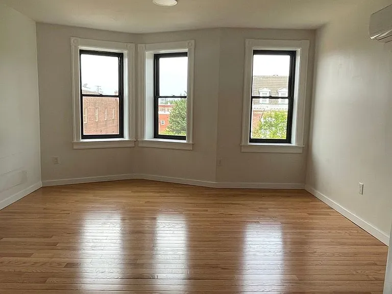 2527 Saint Paul St — Photo 1