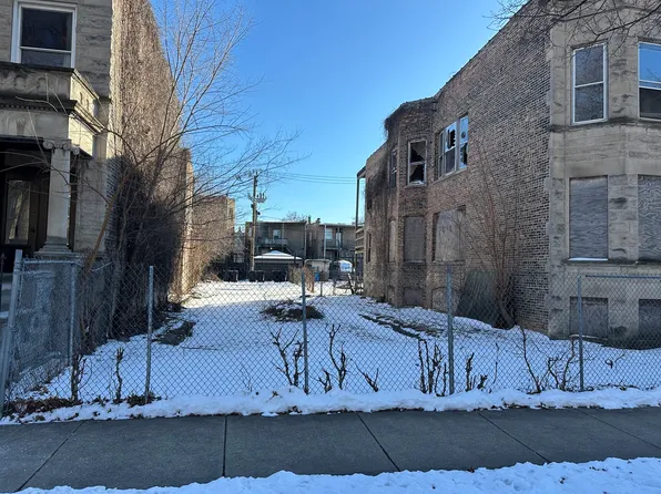 3823 W Gladys Ave, Chicago, IL 60624