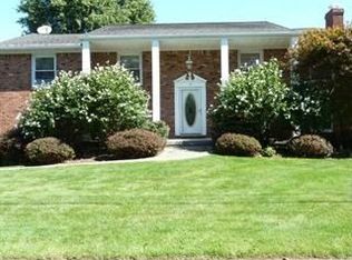 17 Meadow Ln, Andover, NJ 07821